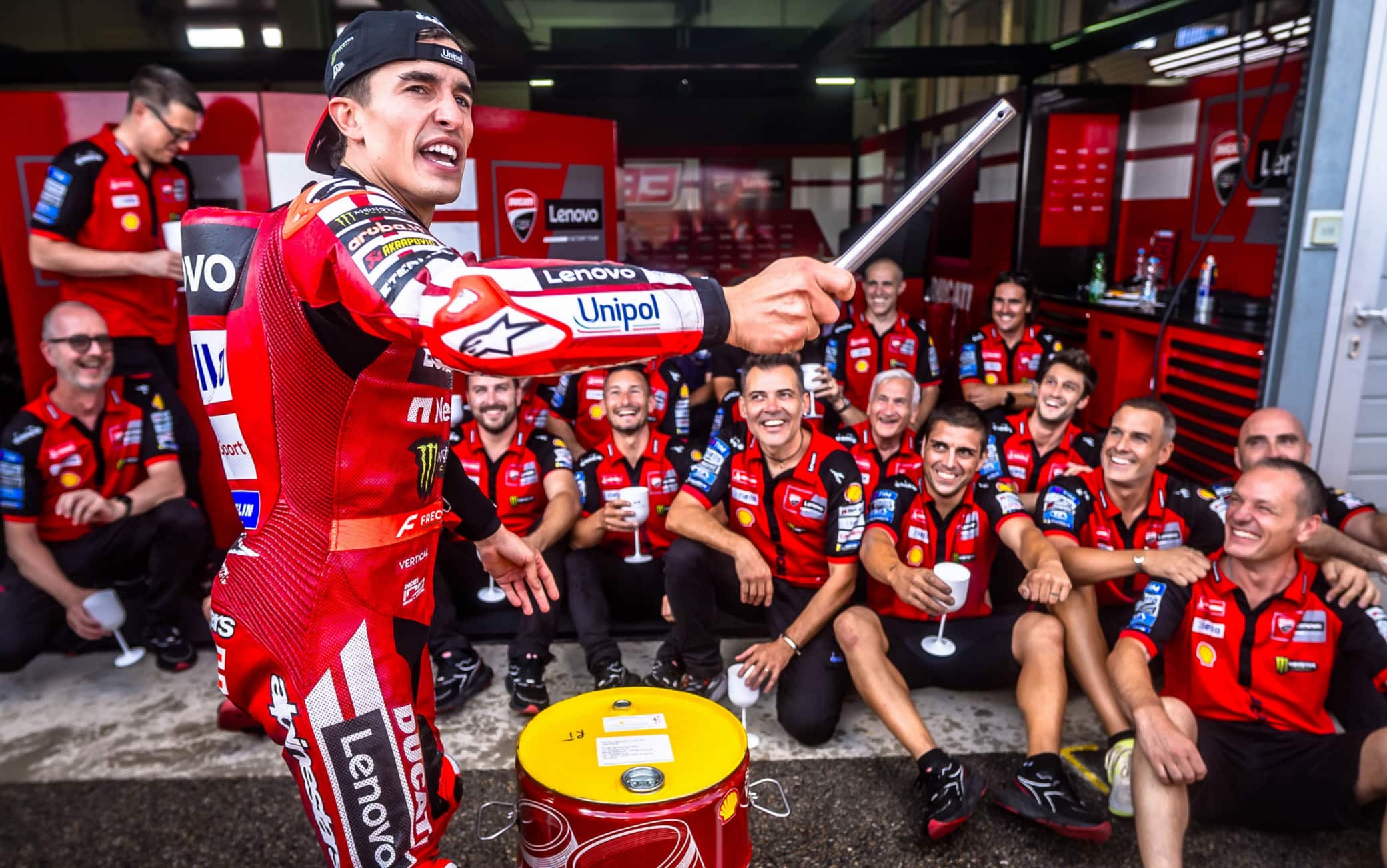 Marc Marquez come Haaland: Viking Row col team Ducati dopo il GP Germania. VIDEO