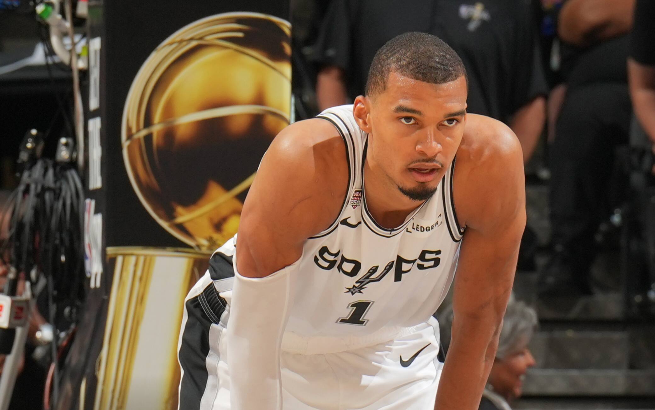 NBA Finals, Wembanyama sbaglia tutto: palla persa, fallo ed errore decisivo in gara-2