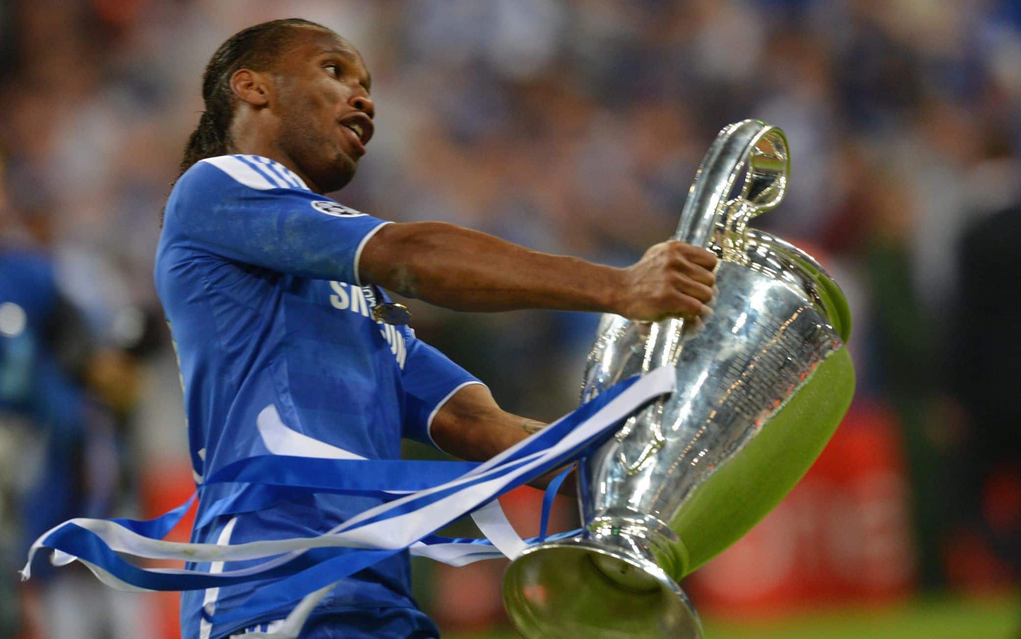 Drogba che "guida" la Champions appena vinta nella finale del 2012