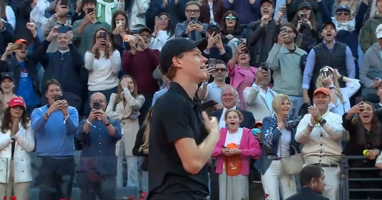 https://sport.sky.it/assets/images/ef8c8d0ca87cafb3d8856d43366fbb7c292308c5/skysport/it/tennis/video/2026/05/17/video-sinner-vittoria-roma-boato-coro-pubblico-centrale-1098779/SINNER_PUBBLICO_OK.jpg?im=Resize,width=1218