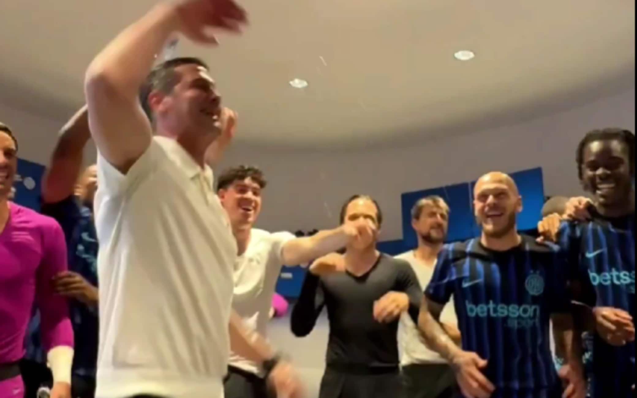 Inter, Chivu festeggia in spogliatoio con i suoi giocatori la vittoria dello scudetto
