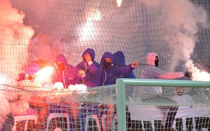 I tifosi dell'Herta accendono i fumogeni