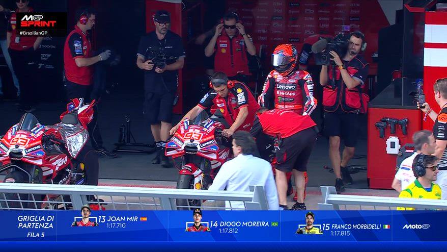 GP Brasile, i piloti escono dalla pit lane per la Sprint