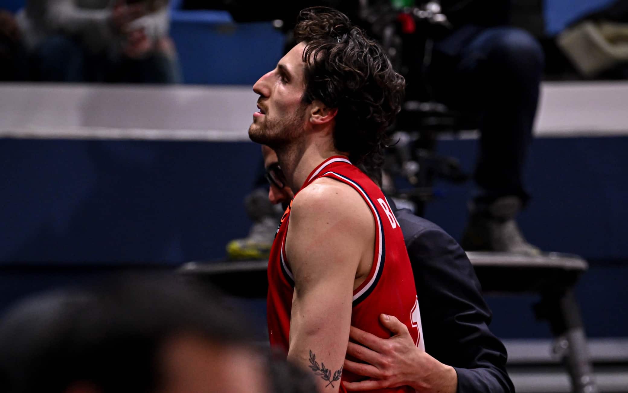 Olimpia Milano, brutto infortunio al gomito per Leandro Bolmaro. VIDEO