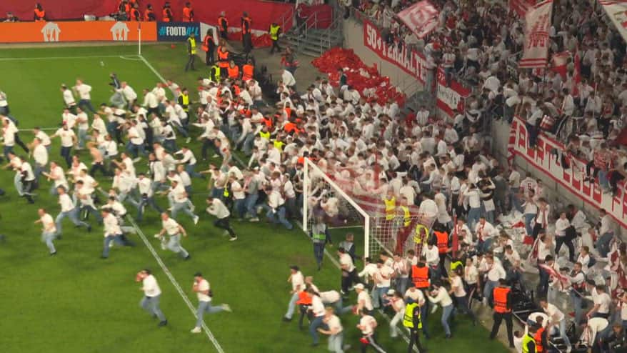 Friburgo, prima finale europea: i tifosi invadono il campo