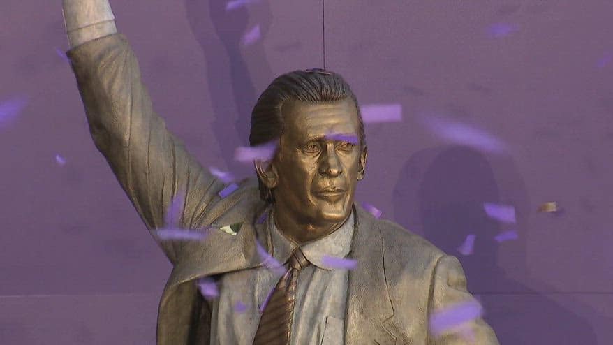 NBA, i Lakers svelano la statua per Pat Riley