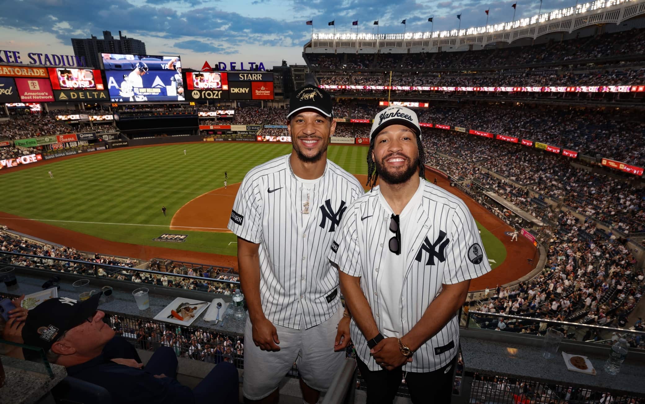 NBA, Josh Hart e Jalen Brunson osannati allo Yankee Stadium