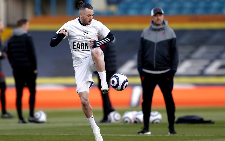 Il Leeds in campo nel riscaldamento con le maglie contro la Superlega