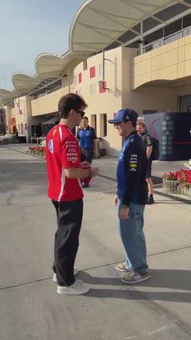 Leclerc e Hadjar, il saluto in Bahrain prima dei test