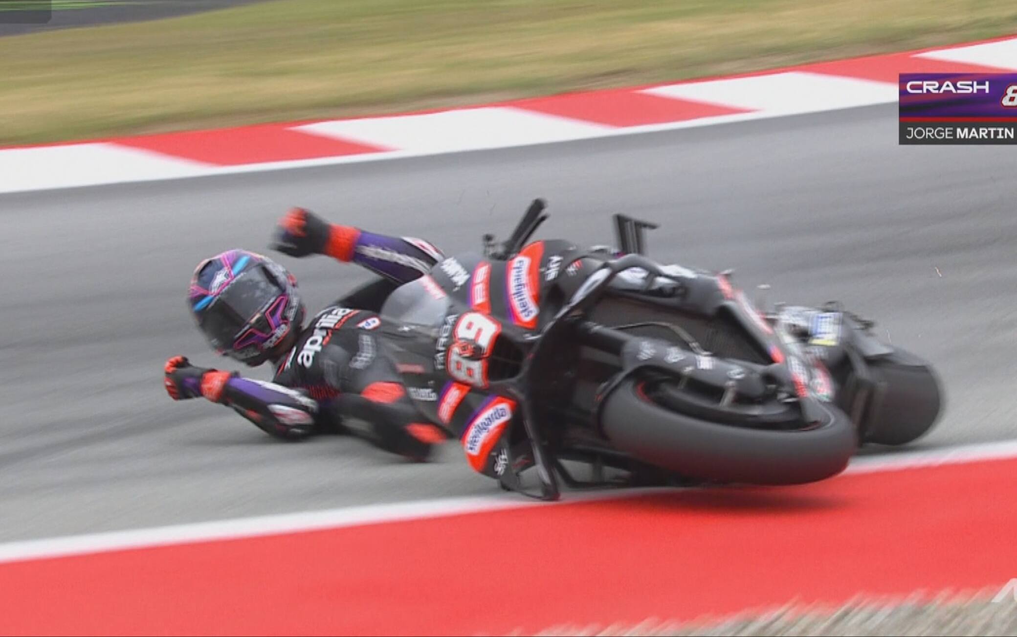 Martin, caduta in MotoGP nel GP Barcellona: scivola e sbatte contro la propria moto