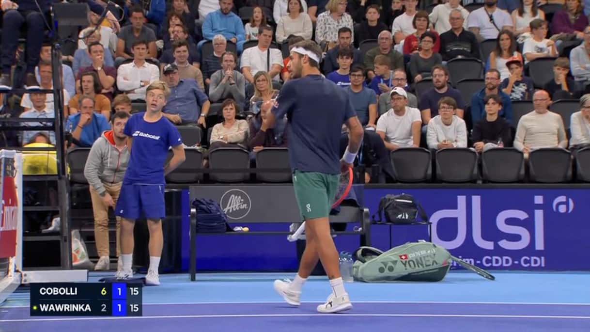 Cobolli rompe 3 volte corde, ma vince game contro Wawrinka | Video Sky ...