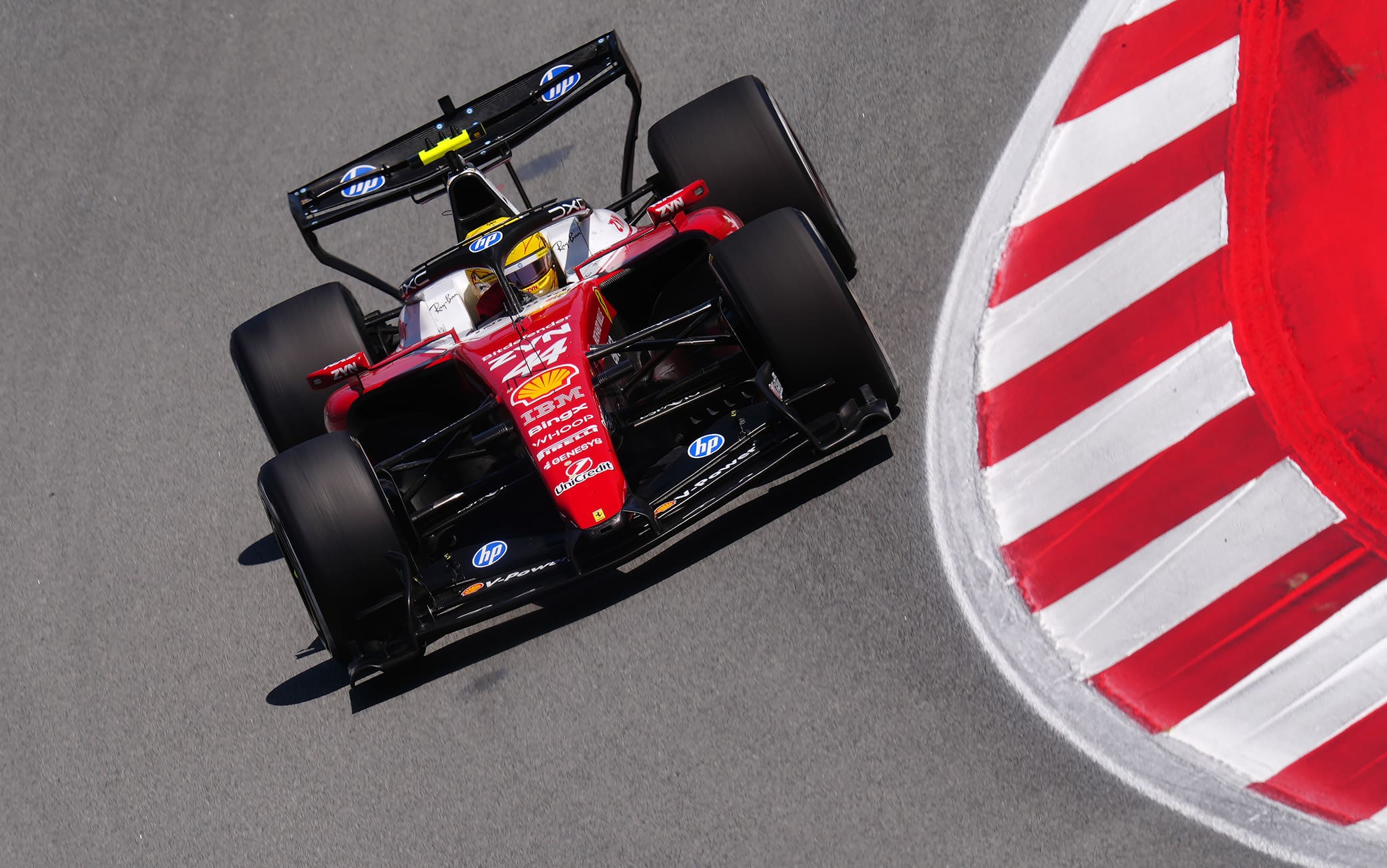 F1, Hamilton trionfa in Ferrari: il video dell’ultimo giro con la telecronaca di Vanzini