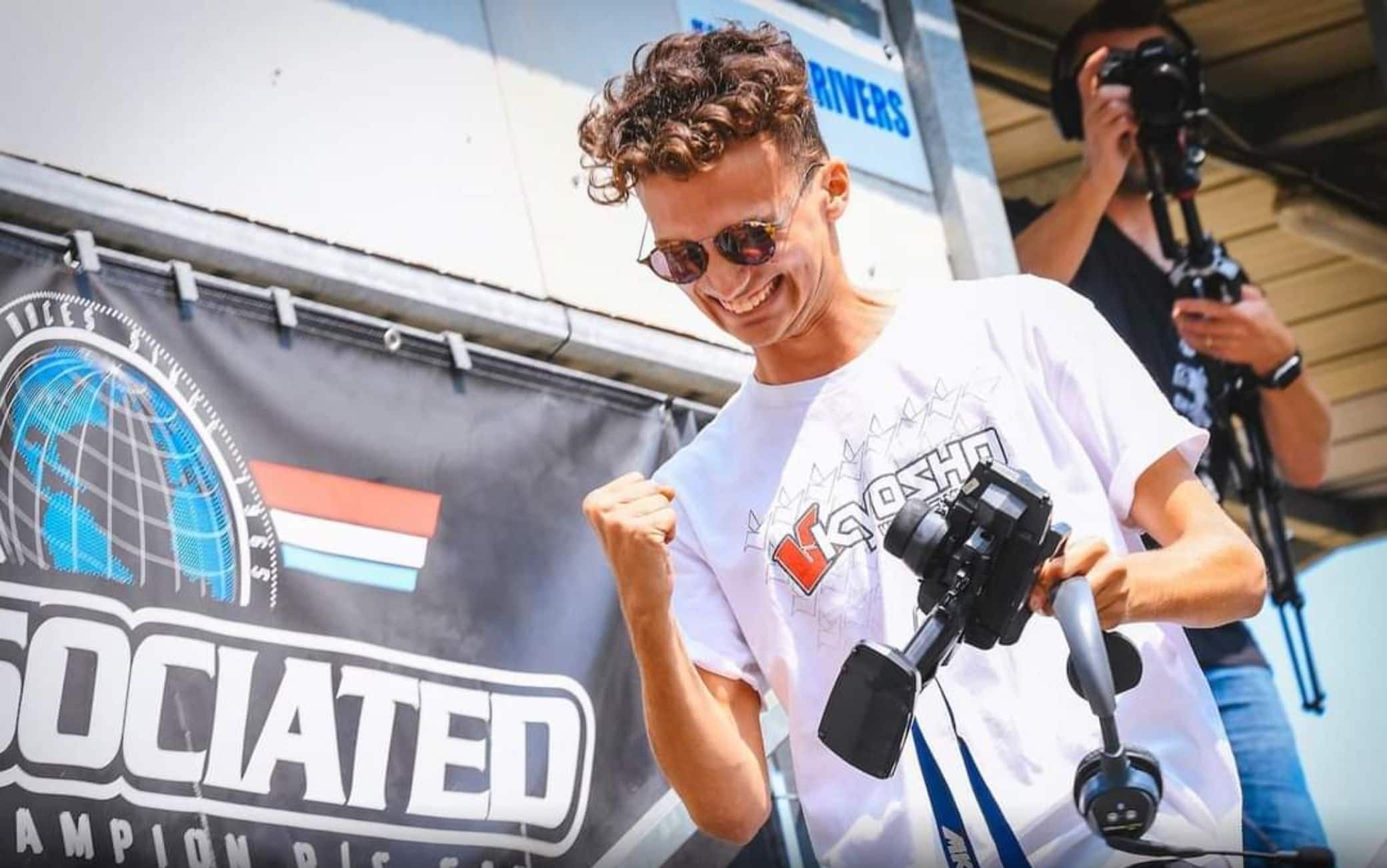 Riccardo con in mano la radiotrasmittente (Foto "Circus RC")