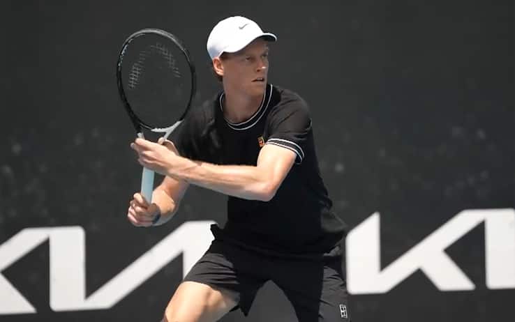 Sinner agli Australian Open, allenamento leggero e indoor: le news da Melbourne. VIDEO