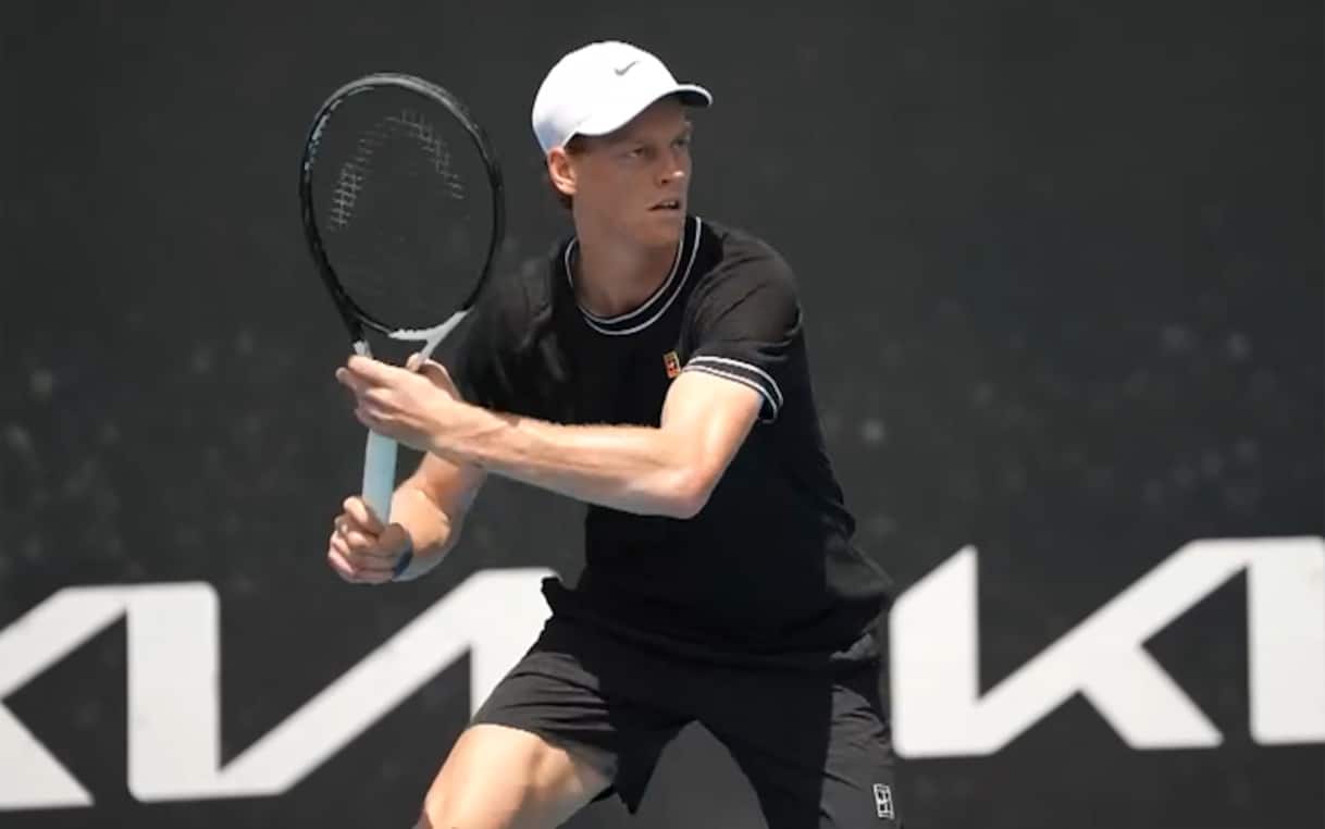 https://sport.sky.it/assets/images/f3559f29858366aa1a0960cc8a65f1ce79333f66/skysport/it/tennis/video/2026/01/25/sinner-australian-open-allenamento-news-video-1069096/sinner_allenamento_ok.jpg?im=Resize,width=1218