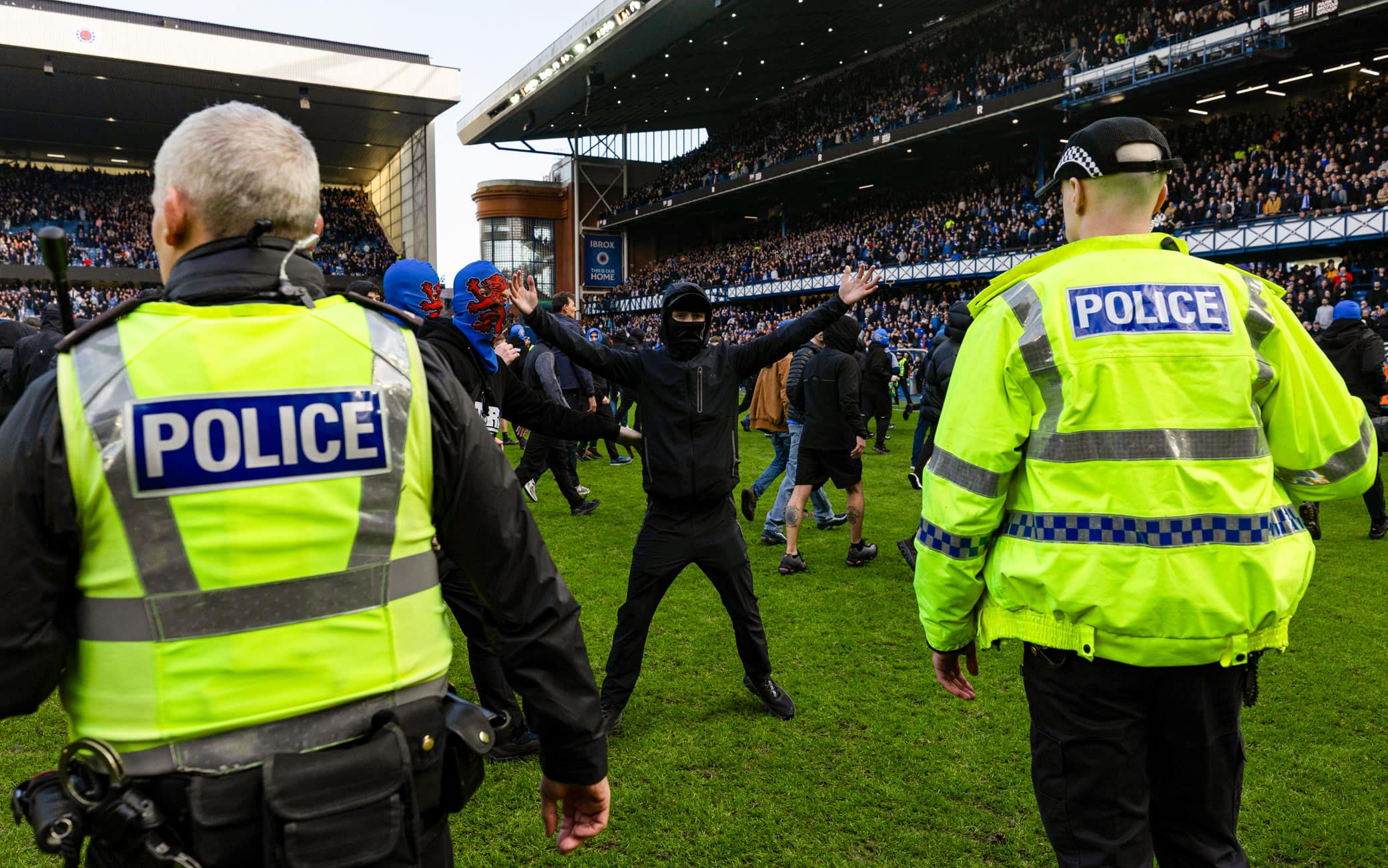 Rangers-Celtic Glasgow, guerriglia in campo in Coppa di Scozia