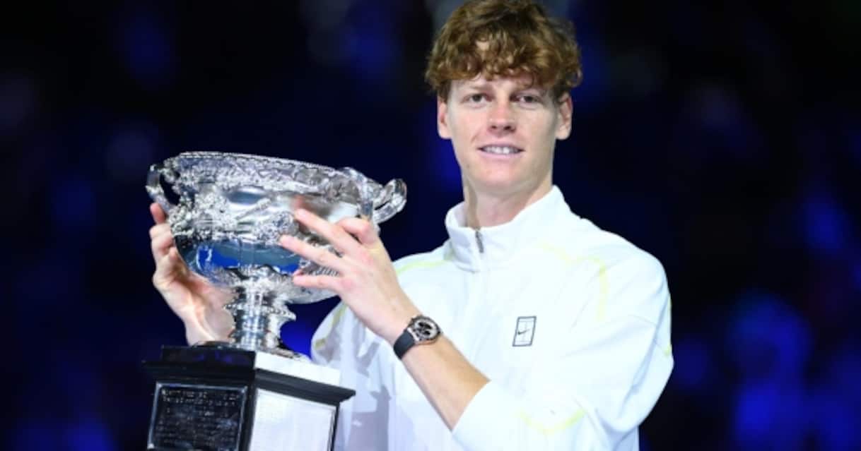 https://sport.sky.it/assets/images/f3df9ba1803ea828ac72661e7b7be2960def527b/skysport/it/tennis/2025/12/09/australian-open-2026-sinner-entry-list/sinner_og.jpg?im=Resize,width=1218