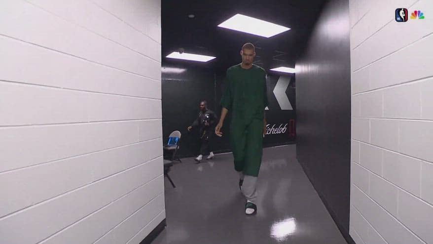 NBA, Wembanyama si presenta a gara-6 in abito monacale