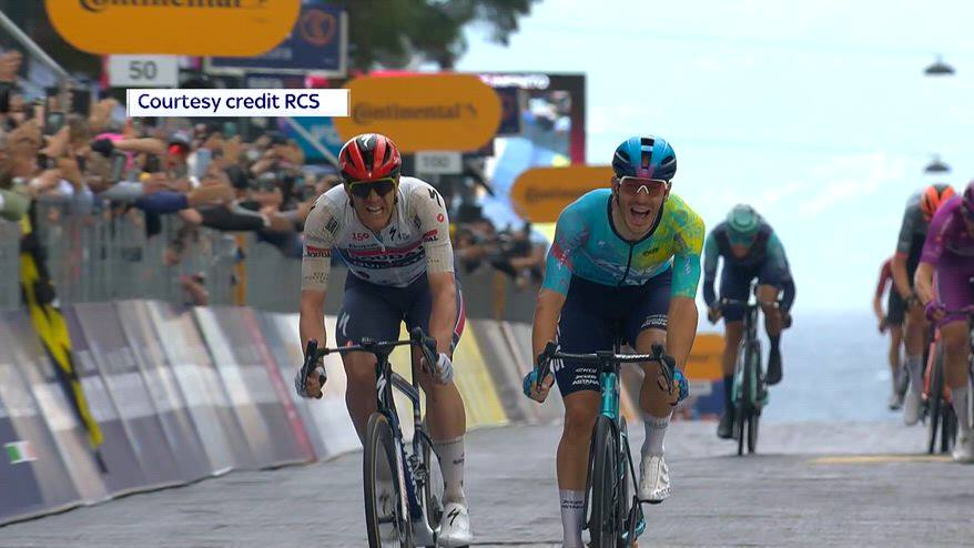 Giro d'Italia, Ballerini vince la sesta tappa a Napoli
