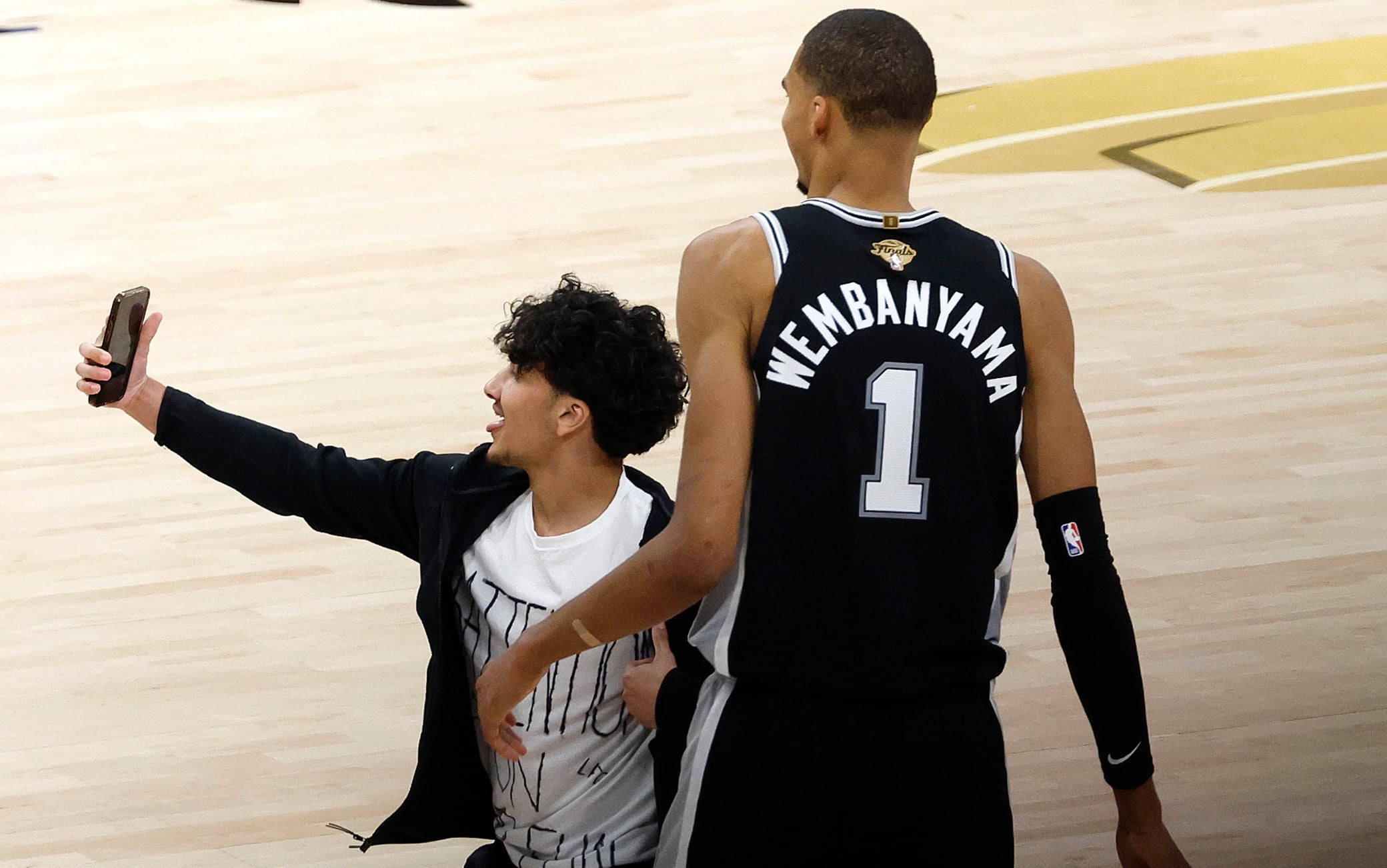 NBA Finals, invasione di un tifoso per fare un selfie con Wemby: "Non sapevo cosa fare"