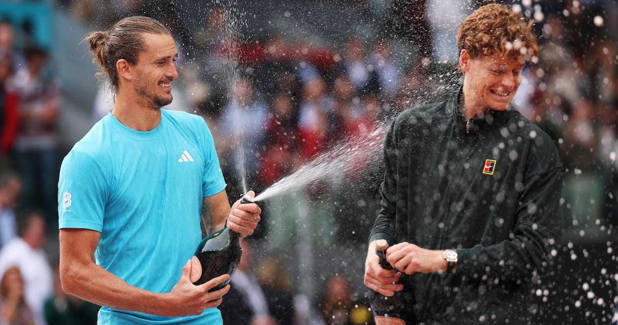 https://sport.sky.it/assets/images/f50764cd92b569a0ffd62b8aac2dd6d4f1d98316/skysport/it/tennis/video/2026/05/03/video-sinner-zverev-champagne-premiazione-1094886/sinner_zverev_champagne_og.jpg?im=Resize,width=1218
