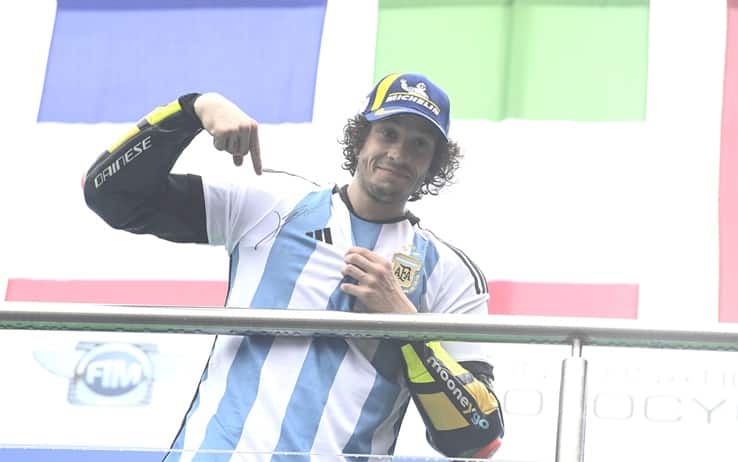Bezzecchi festeggia la vittoria nel 2023 nel GP d'Argentina