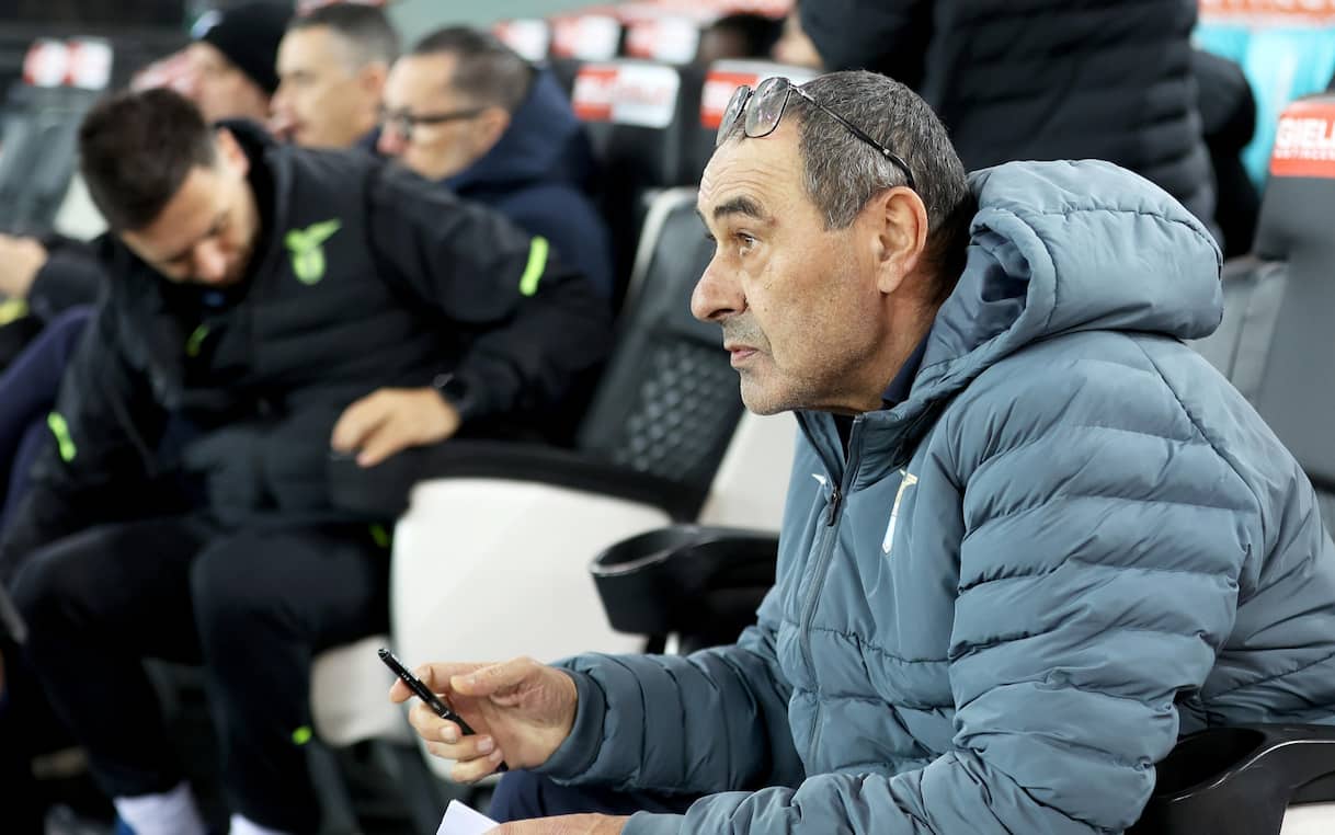 https://sport.sky.it/assets/images/f52a275d321daedf2024170d96e716b69cb1afbb/skysport/it/calcio/serie-a/2025/12/27/udinese-lazio-silenzio-stampa/ansa_udinese_lazio_sarri.jpg?im=Resize,width=1218