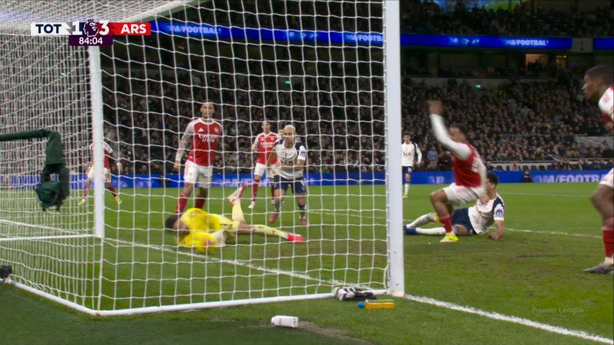 Richarlison di tacco, la parata di Raya sulla linea è super