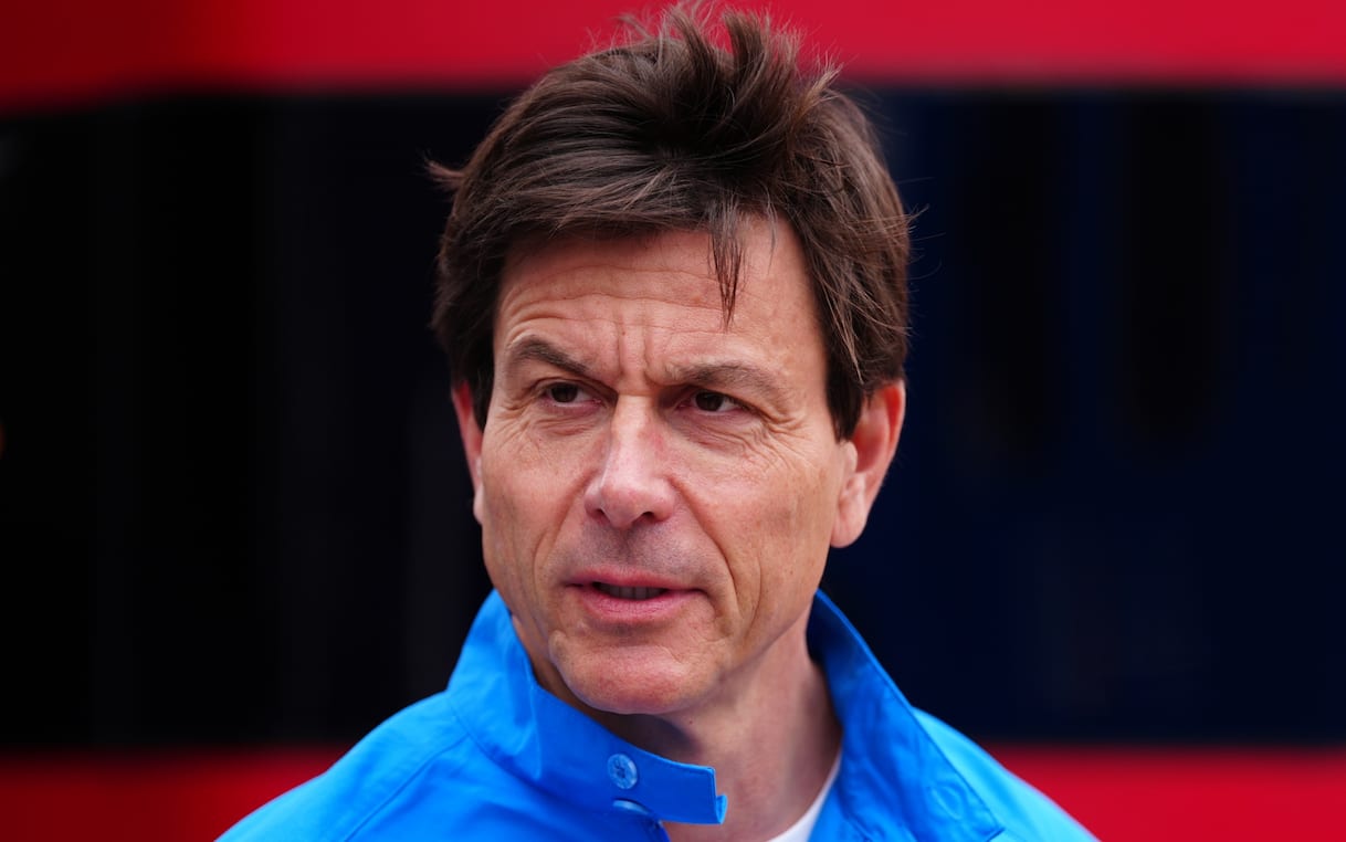 https://sport.sky.it/assets/images/f557ae2476de2b72e36ceae67ac5c0a9bb91ce95/skysport/it/motori/formula-1/video/2026/07/05/toto-wolff-mercedes-f1-gp-silverstone-intervista-1109825/ipa_toto_wolff_mercedes.jpg?im=Resize,width=1218