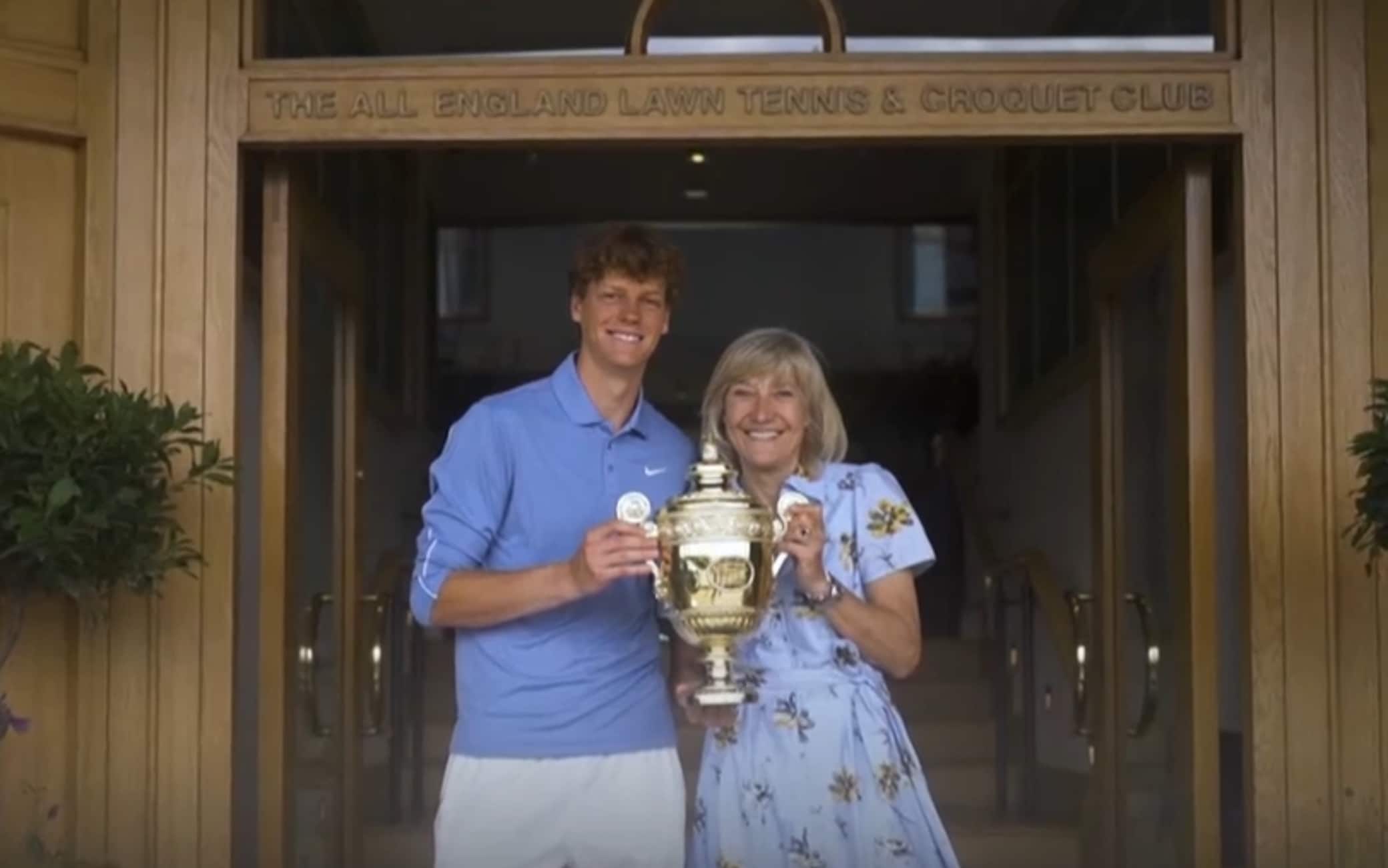 Wimbledon, Sinner riconsegna il trofeo e poi entra nel campo Centrale