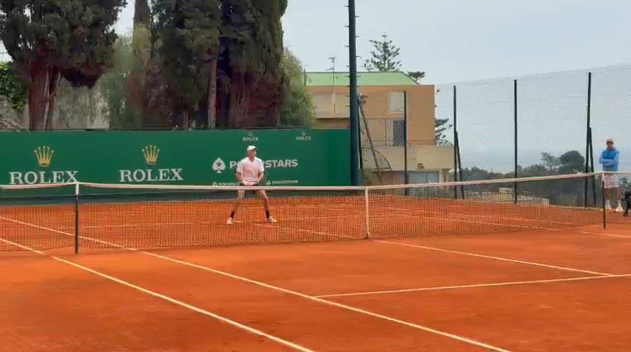 Sinner, il video del warm up prima della finale con Alcaraz