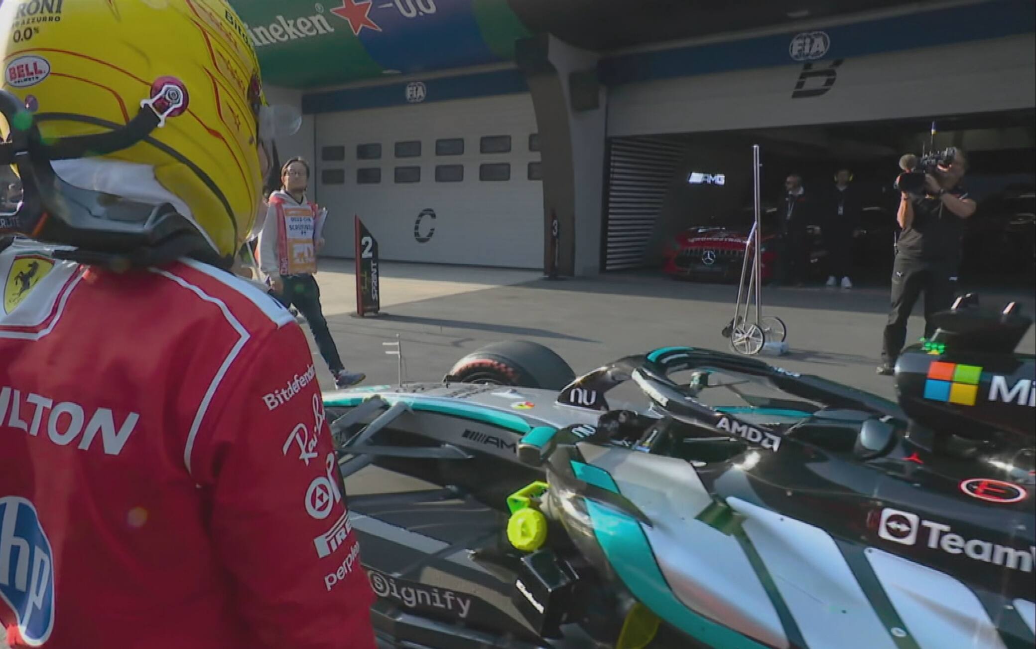 Hamilton, occhi sulla Mercedes: studia la W17 da vicino. VIDEO
