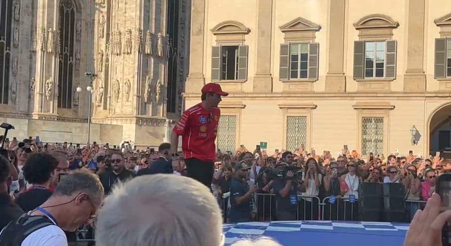 Piloti Ferrari a Milano: l'abbarccio dei tifosi a Leclerc