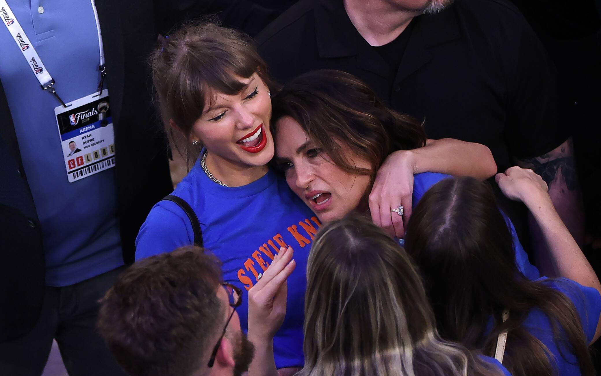 NBA Finals, tutti i VIP presenti per l'epica rimonta di gara-4: Taylor Swift scatenata