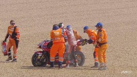 Bagnaia, la caduta oggi a Le Mans 'frena' anche Marc Marquez. FOTO ...
