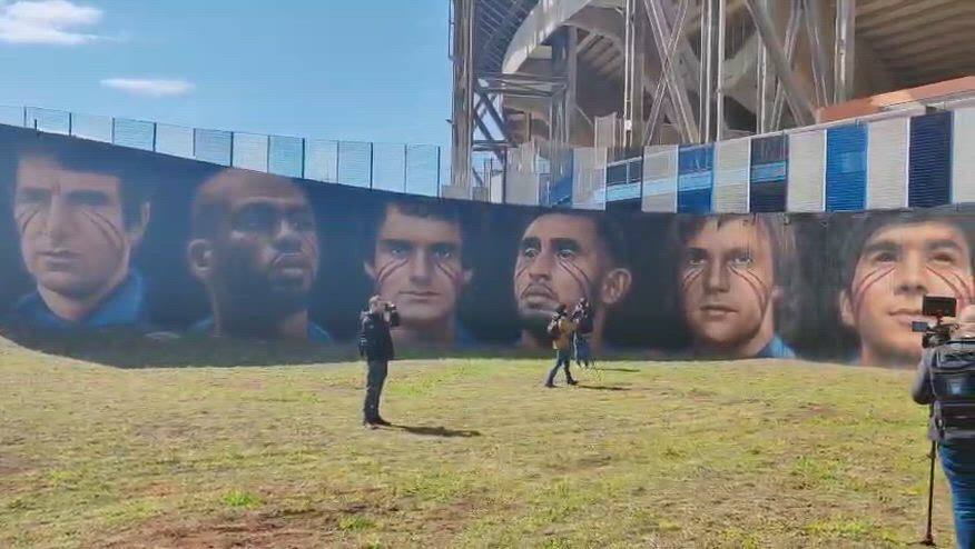 Napoli, il murales della squadra dei 100 anni