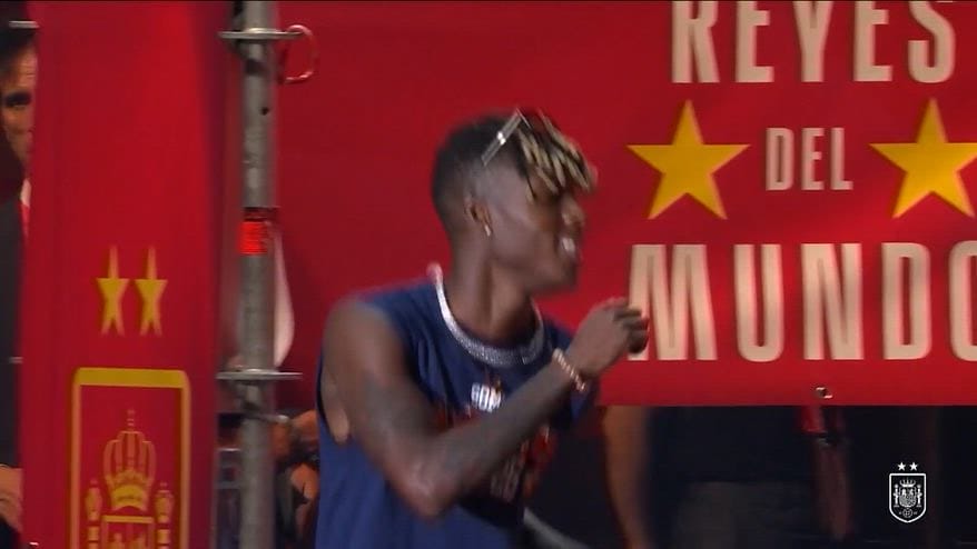 Nico Williams, ingresso da ballerino durante la festa