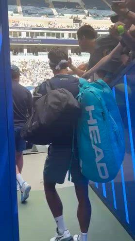 Allenamento Federer-Musetti: l'ingresso in campo