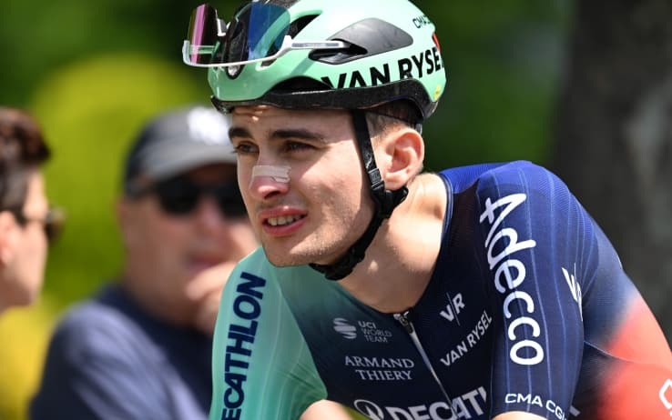 Tour de France, Paul Seixas rischia il contatto con un'auto dell'organizzazione