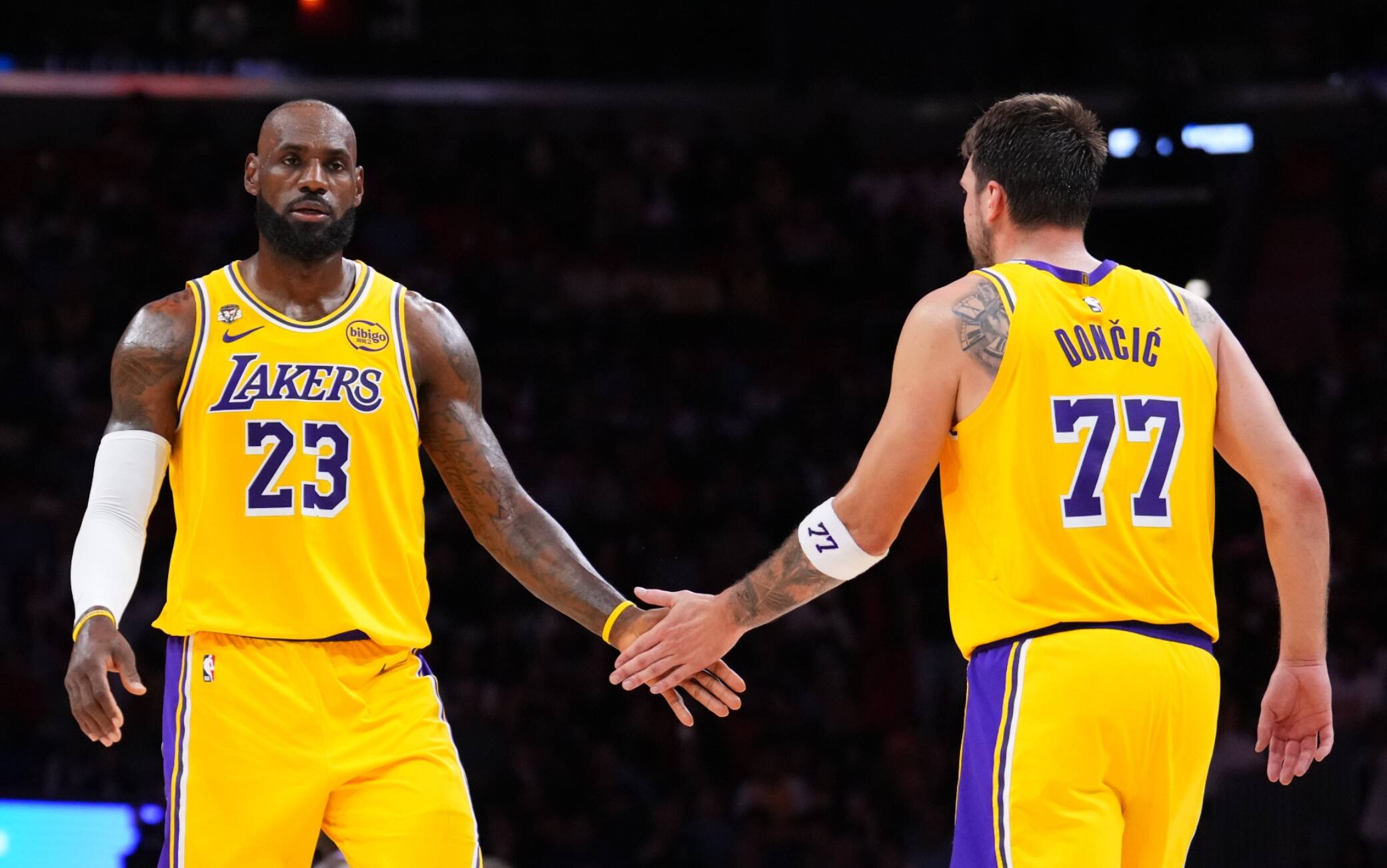 NBA, risultati della notte: i Lakers vincono anche a Miami, Spurs di nuovo ai playoff