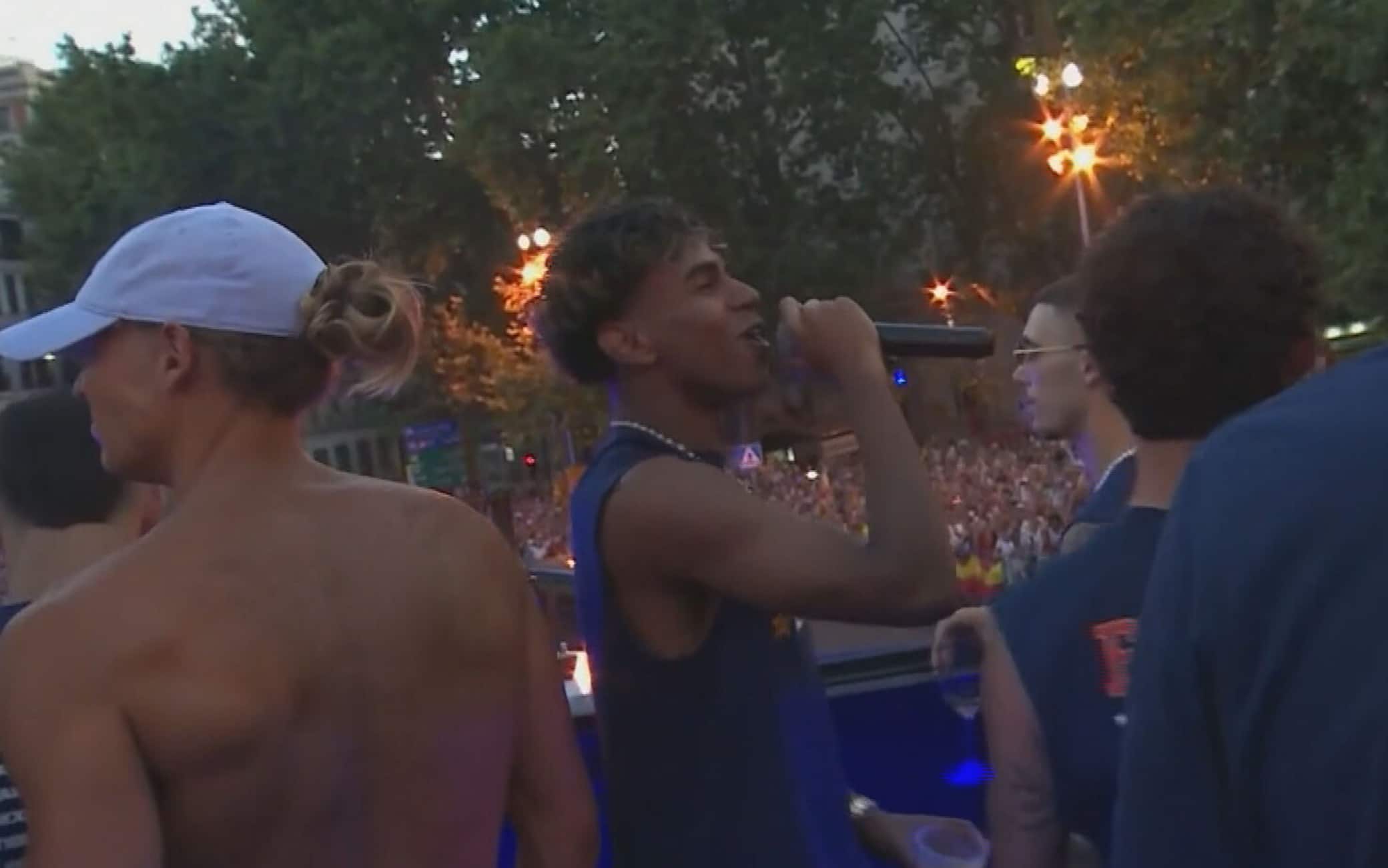 Spagna, Yamal scatenato: canta Bad Bunny nella festa per la vittoria dei Mondiali