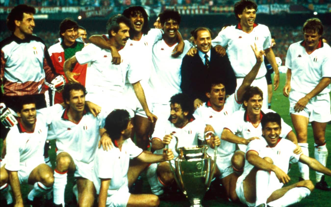 ©Marco Ravezzani/Lapresse24-05-1989 Barcellona, Spagna CalcioFinale Coppa dei Campioni Milan-Steaua Bucarest 4-0Nella foto : il Presidente del Milan SILVIO BERLUSCONI con tutta la squadra festeggiano la vittoria  della Coppa dei Campioni .