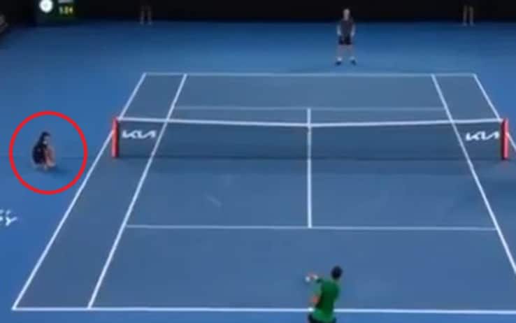 Djokovic, pallata che sfiora il raccattapalle: rischiava la squalifica con a New York