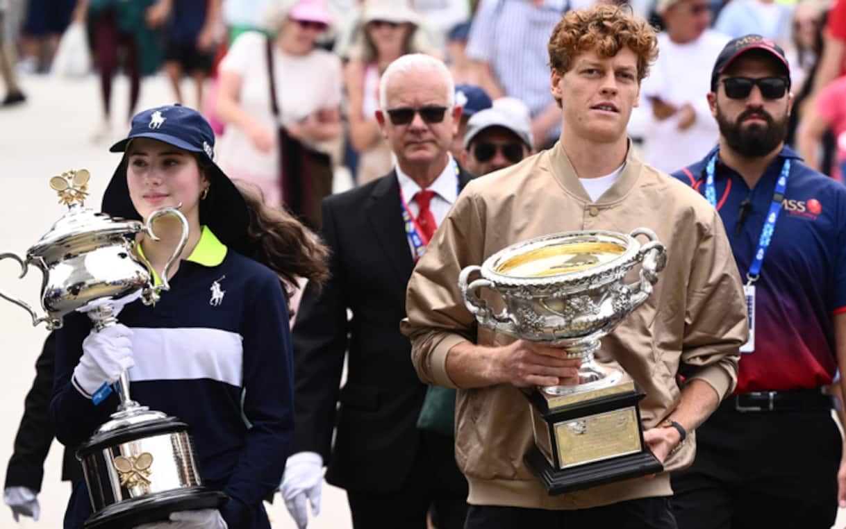 https://sport.sky.it/assets/images/f8a41b1eb805c61b52d79e4370675a49022e5090/skysport/it/tennis/video/2026/01/19/australian-open-sinner-pero-commento-video-1067448/sinner_ansa_ok_aus_open.jpg?im=Resize,width=1218