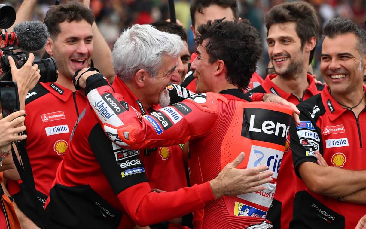 https://sport.sky.it/assets/images/f8a8600c94c3b79385ce881254e08f9ba08a9516/skysport/it/motori/motogp/2025/06/28/motogp-gp-olanda-assen-sprint-race-pagelle/marquez_dall_igna_abbraccio.jpg?im=Resize,width=1218