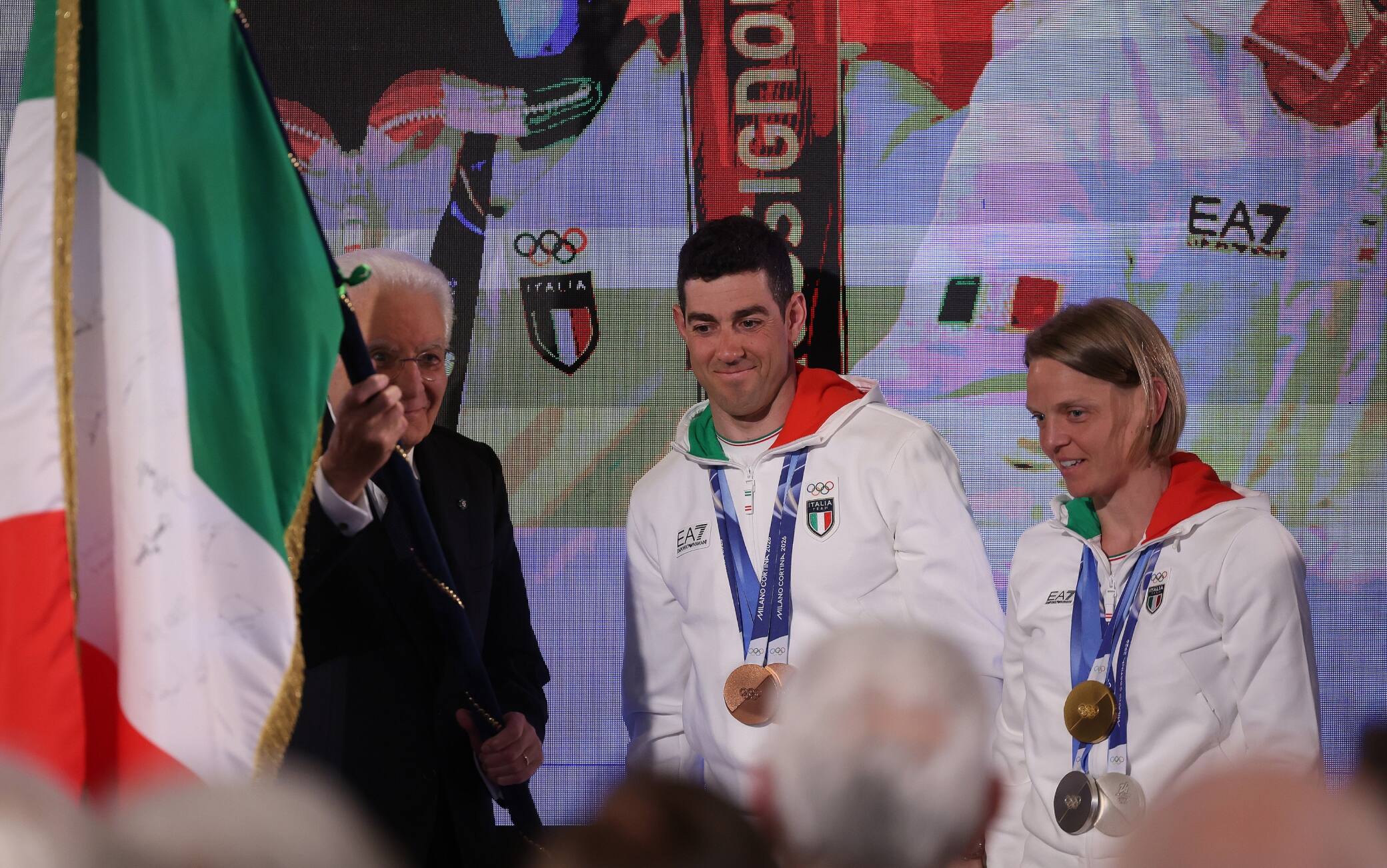 Mattarella e gli atleti olimpici al Quirinale: le foto della riconsegna del tricolore