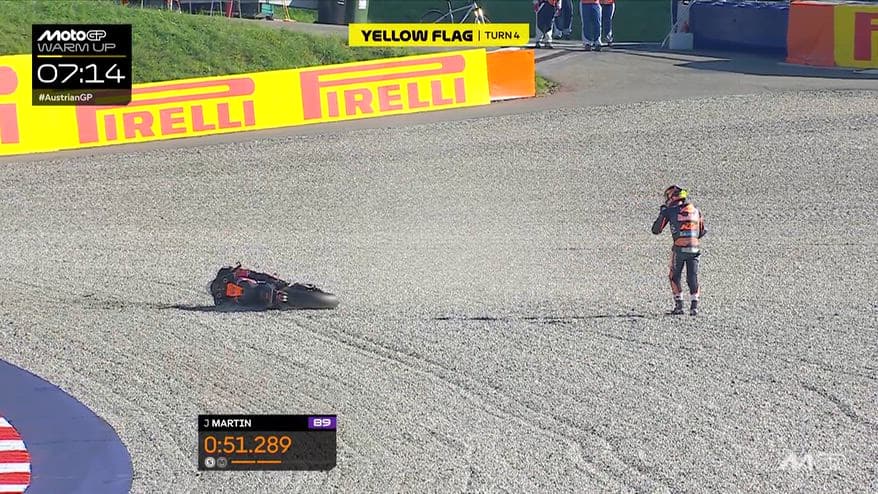 GP Austria, Binder cade con la Ktm durante il Warm-Up
