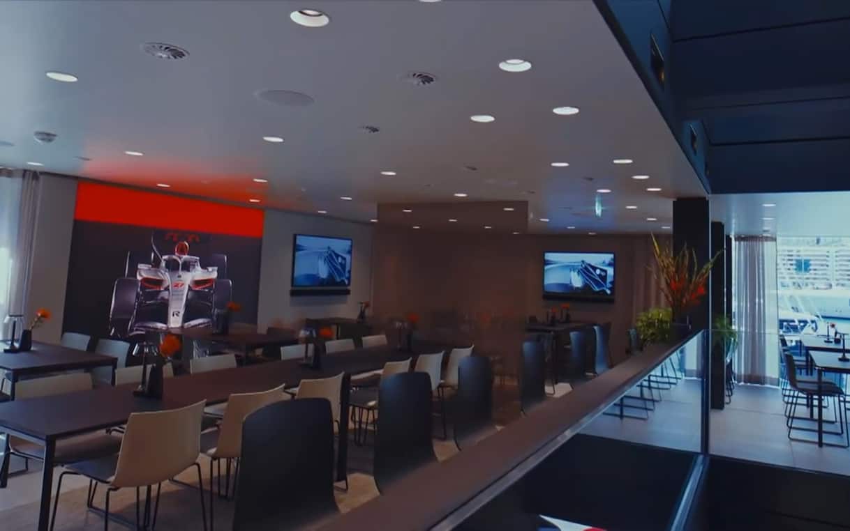 https://sport.sky.it/assets/images/f9357a16e1c7cee0d71c7ce35fca2a7786d9b2ac/skysport/it/motori/formula-1/video/2026/06/26/audi-f1-motorhome-speciale-sky-video-1107870/f1_audi_motorhome_1.jpg?im=Resize,width=1218