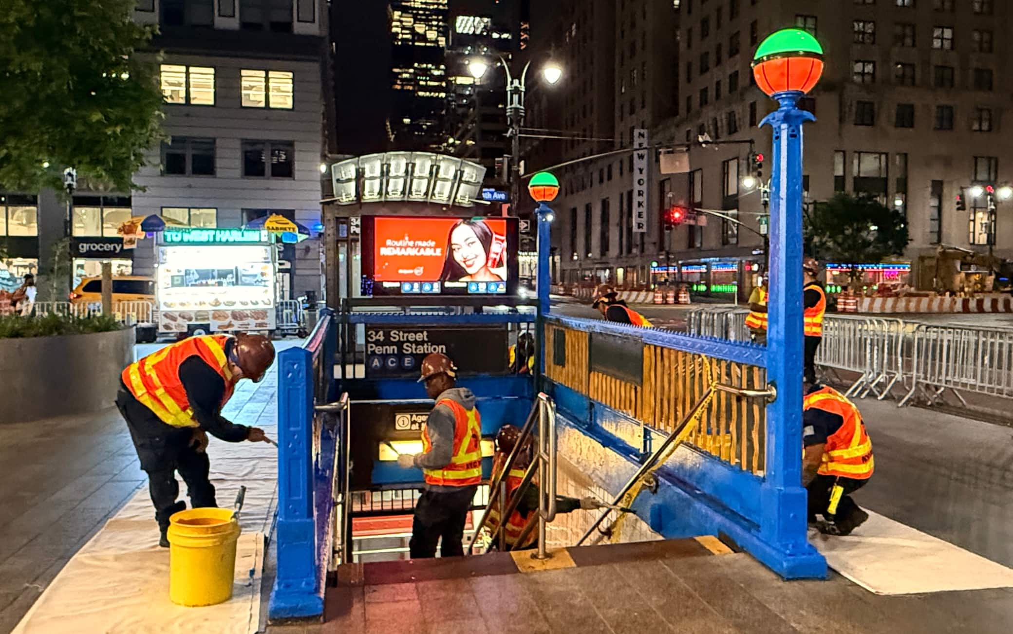 NBA, New York è pronta per le Finals: la metro dipinta con i colori dei Knicks