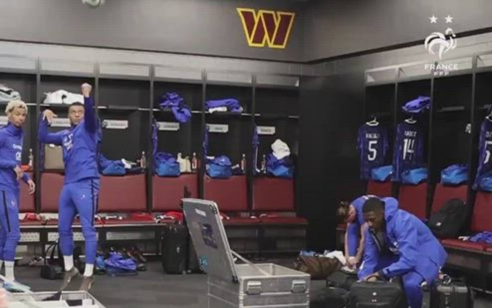 Mbappé, passione basket: fa 'canestro' nello spogliatoio della Francia e chiama la NBA
